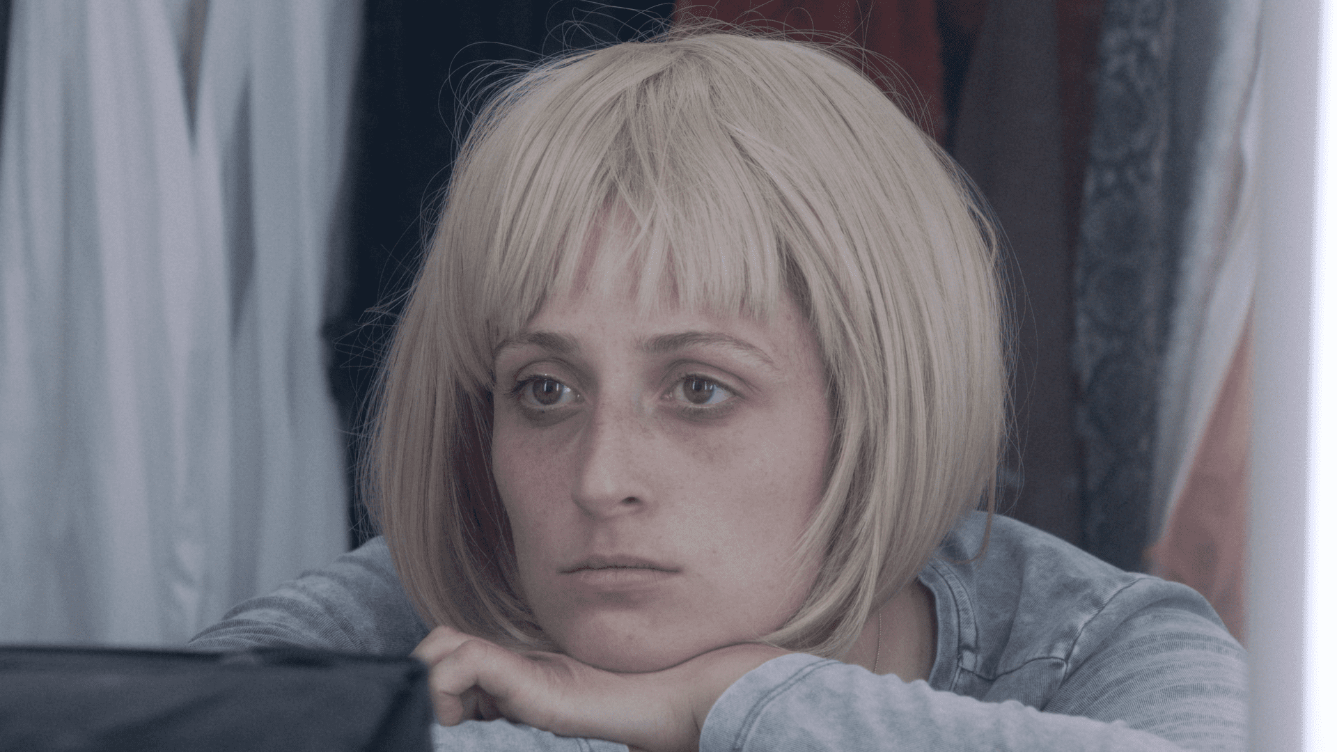 Ladybitch – der Film, Ela starrt traurig in den Spiegel