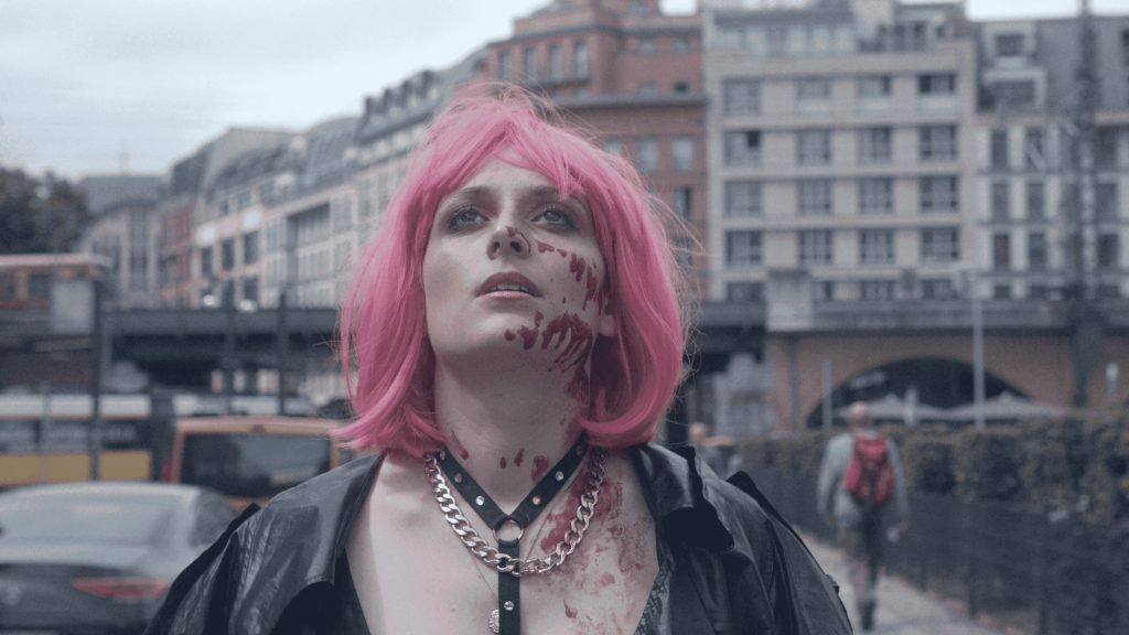 Ladybitch – der Film, Celine Meral als Ela Özmen läuft blutüberströmt durch Berlin